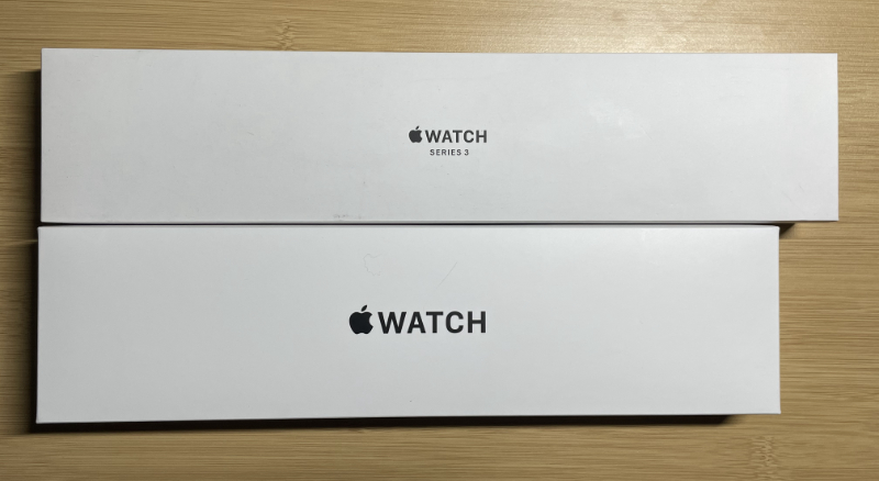 AppleWatch Series3（上）とSE2（下）の箱の比較