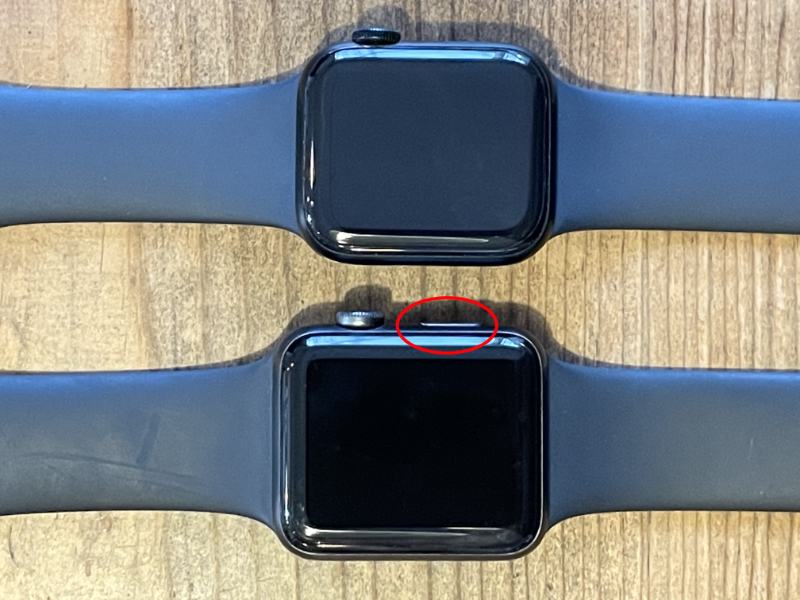 Apple Watch SE2ミッドナイト（上）とSeries3スペースグレー（下）のサイドボタンの比較