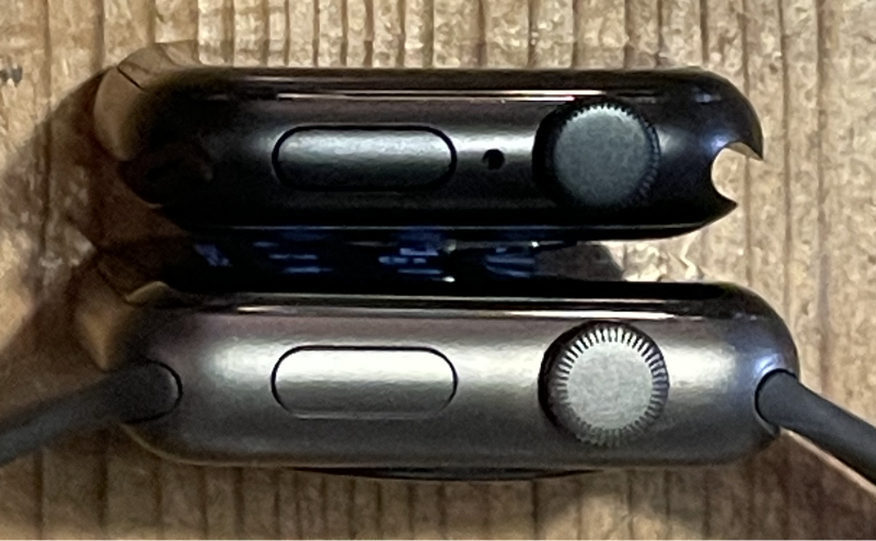 Apple Watch SE2ミッドナイト（上）とSeries3スペースグレー（下）のサイドを比較してみた