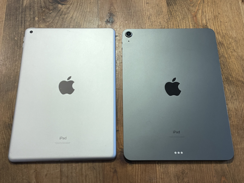 iPad第９世代（左）とiPad Air４（右）の背面を比較