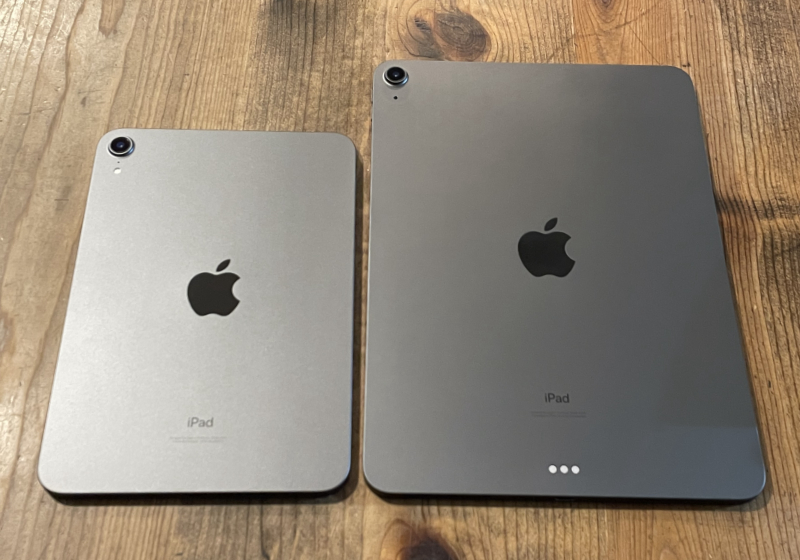 iPad mini6（左）とiPad Air4（右）
並べてみるとiPad mini6がかなり小さいことがよくわかる